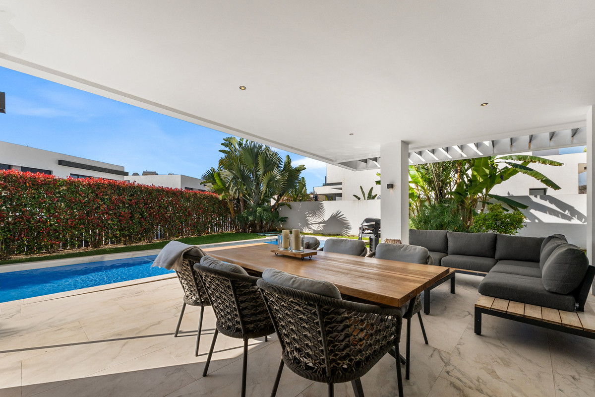 Villa for short term rent in Estepona East
