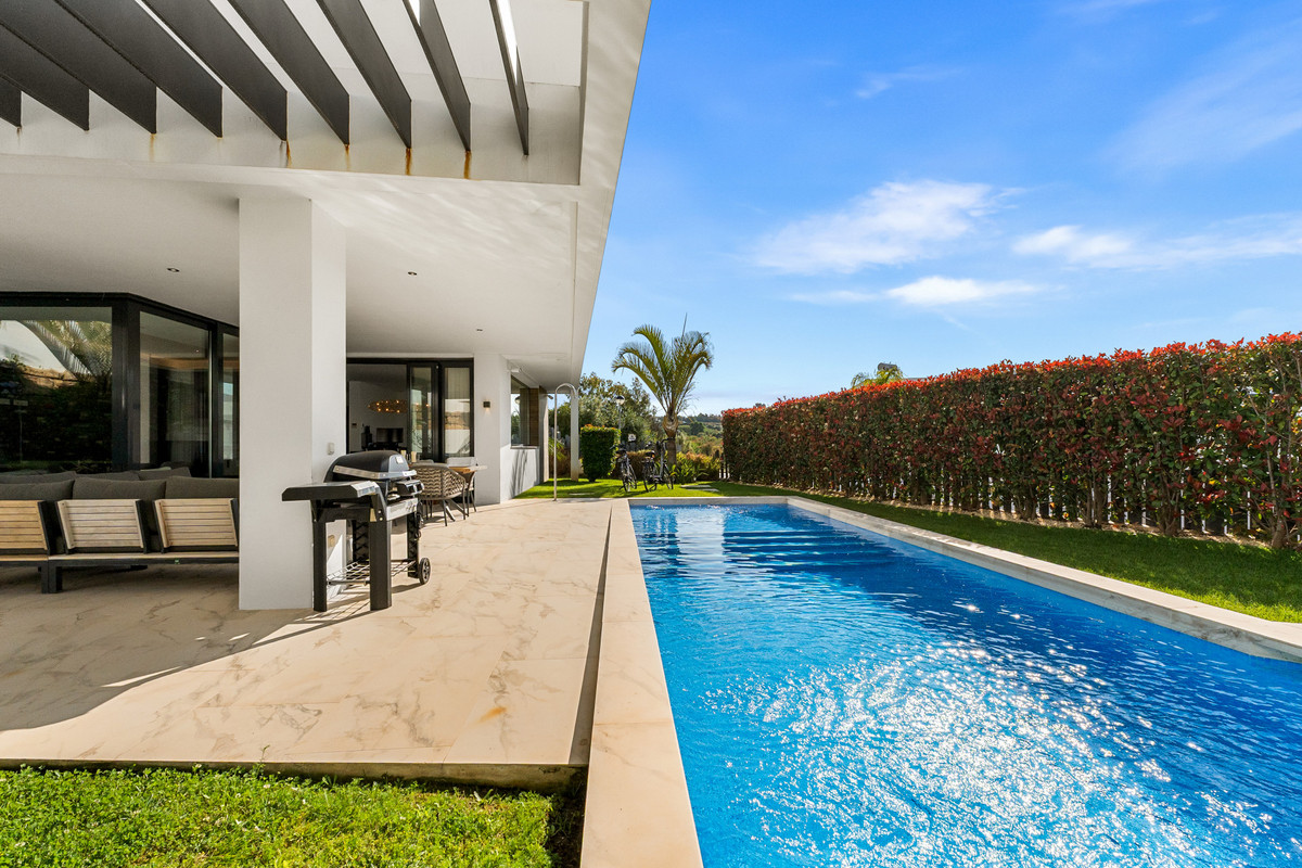Villa for short term rent in Estepona East