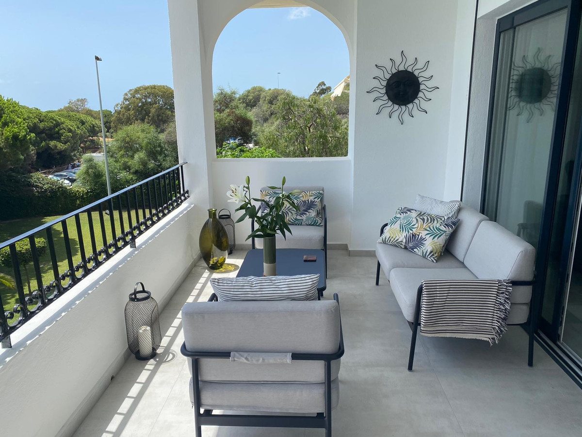 Apartment for rent in Cabopino, Marbella East