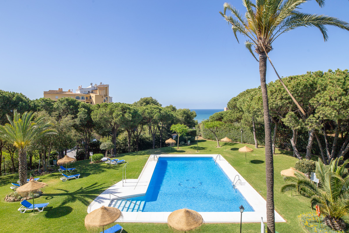 Apartment for rent in Cabopino, Marbella East