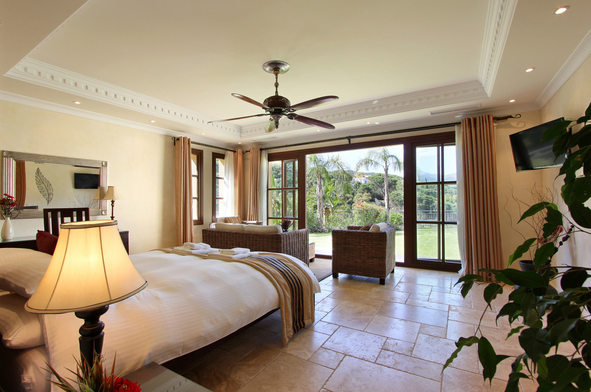 Villa for short term rent in El Madroñal, Benahavis
