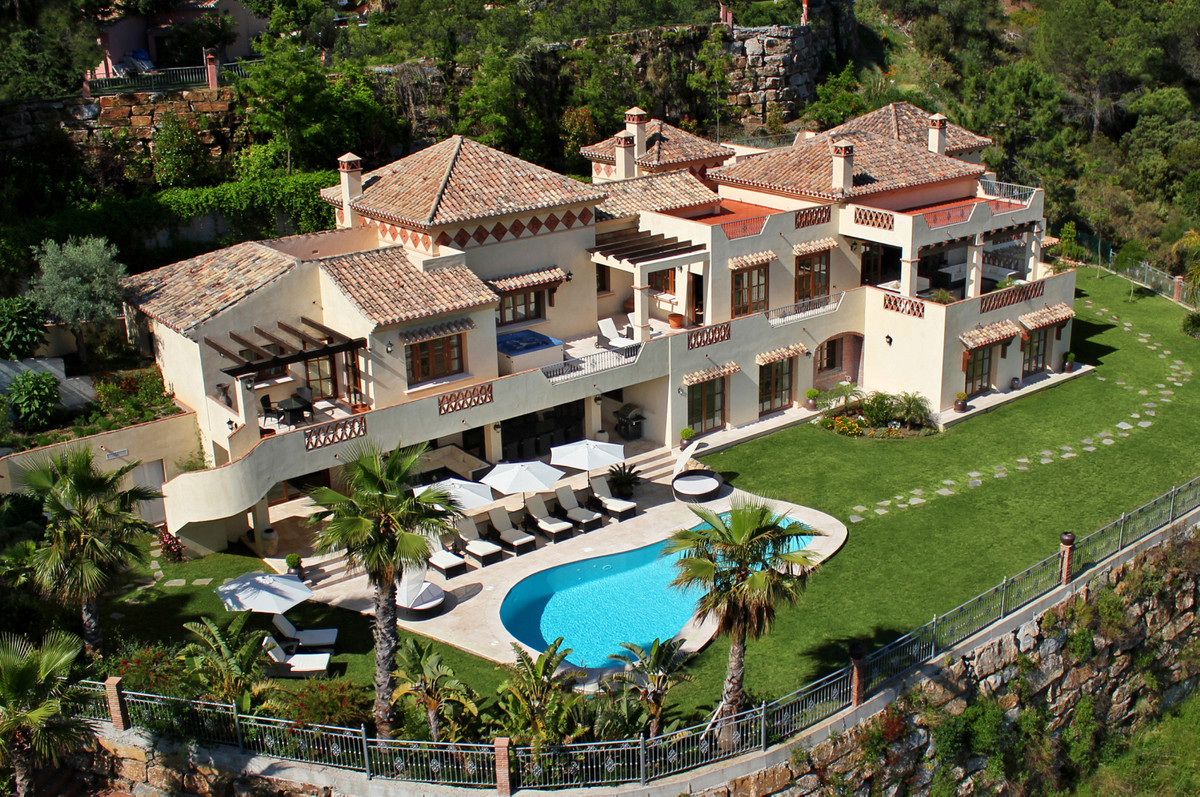 Villa for short term rent in El Madroñal, Benahavis