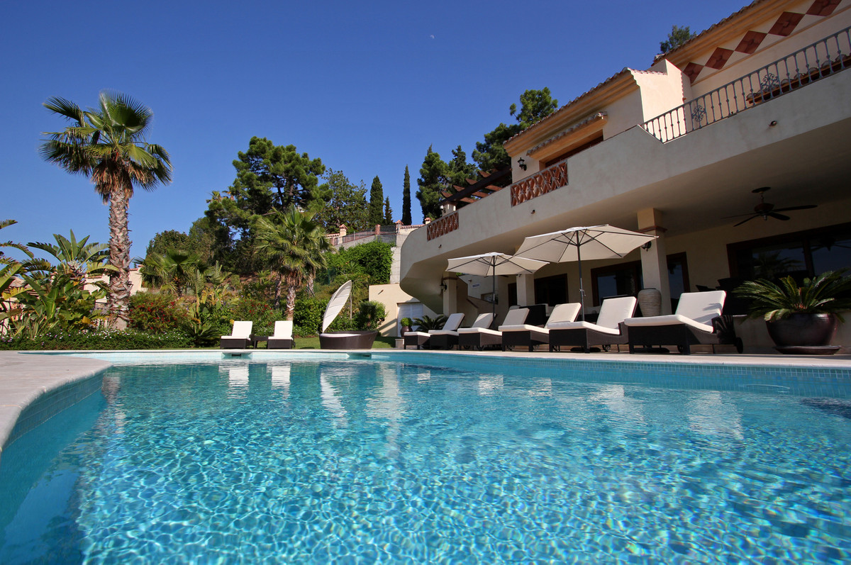 Villa for short term rent in El Madroñal, Benahavis