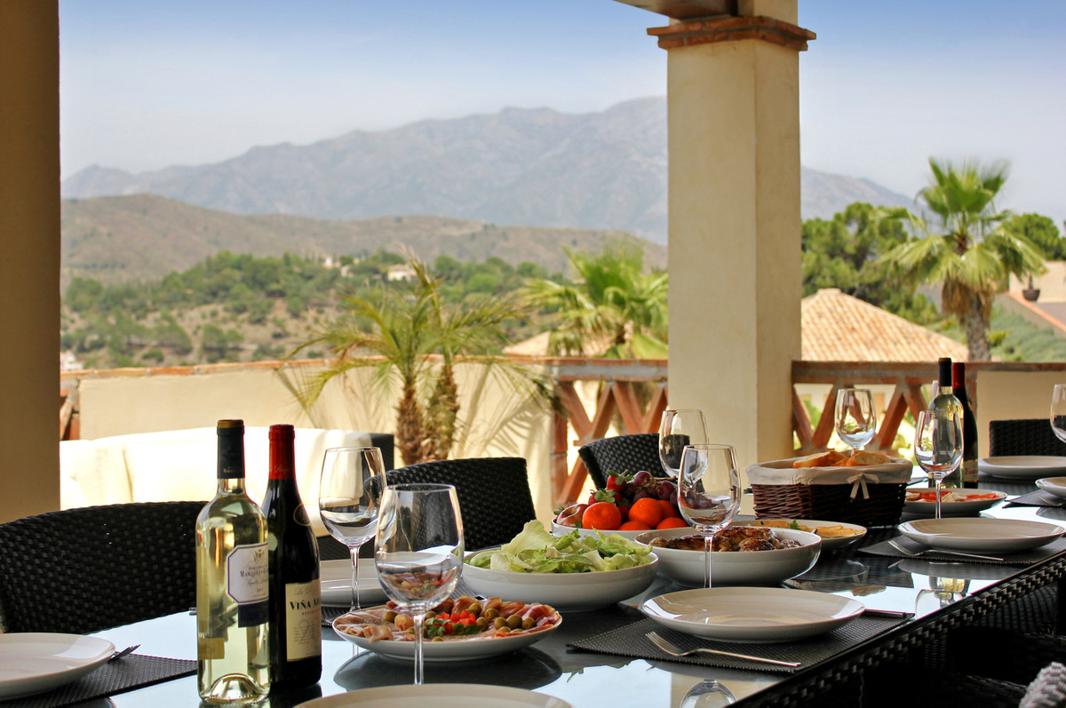 Villa for short term rent in El Madroñal, Benahavis