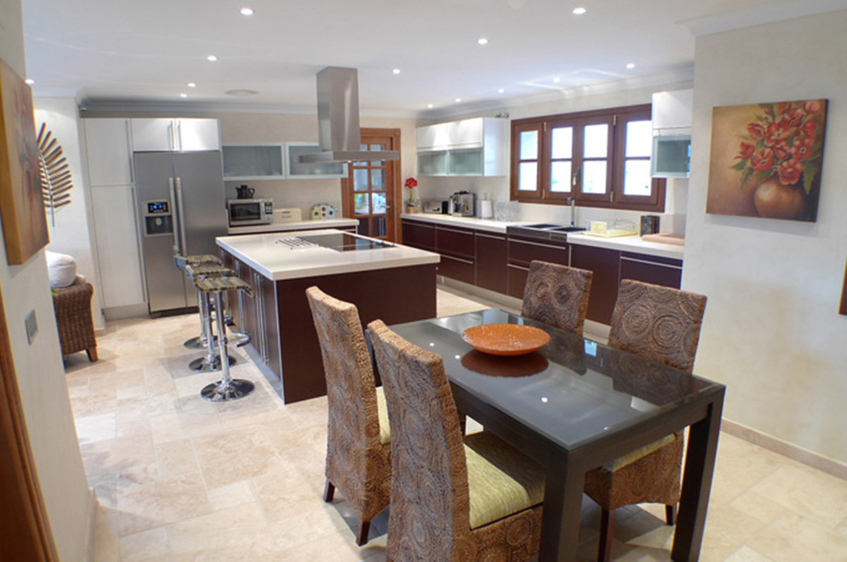 Villa for short term rent in El Madroñal, Benahavis