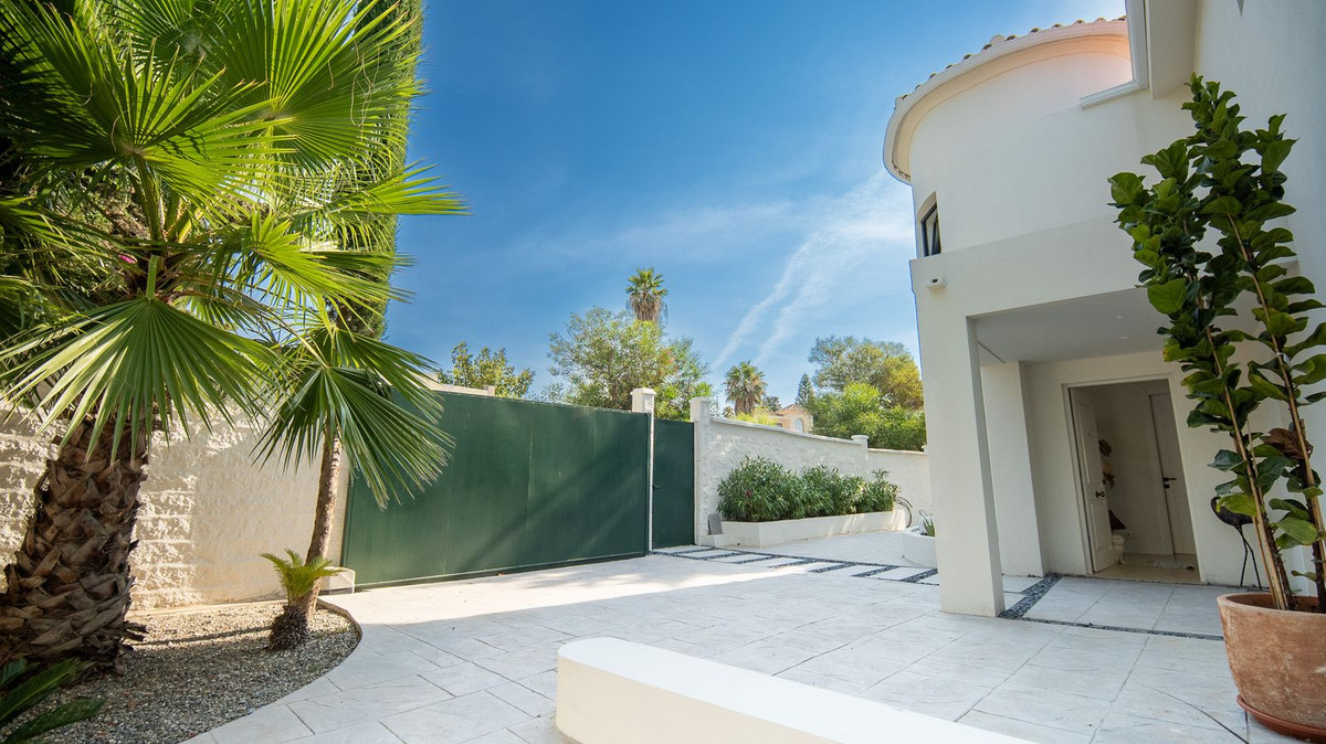 Villa for rent in Estepona