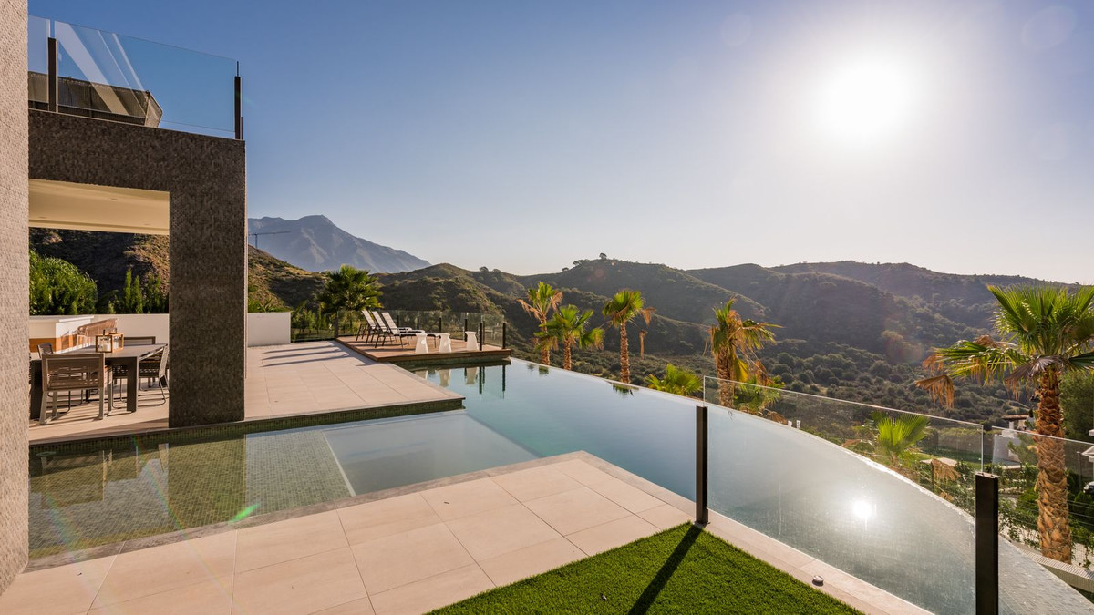 Villa for rent in La Quinta, Benahavis