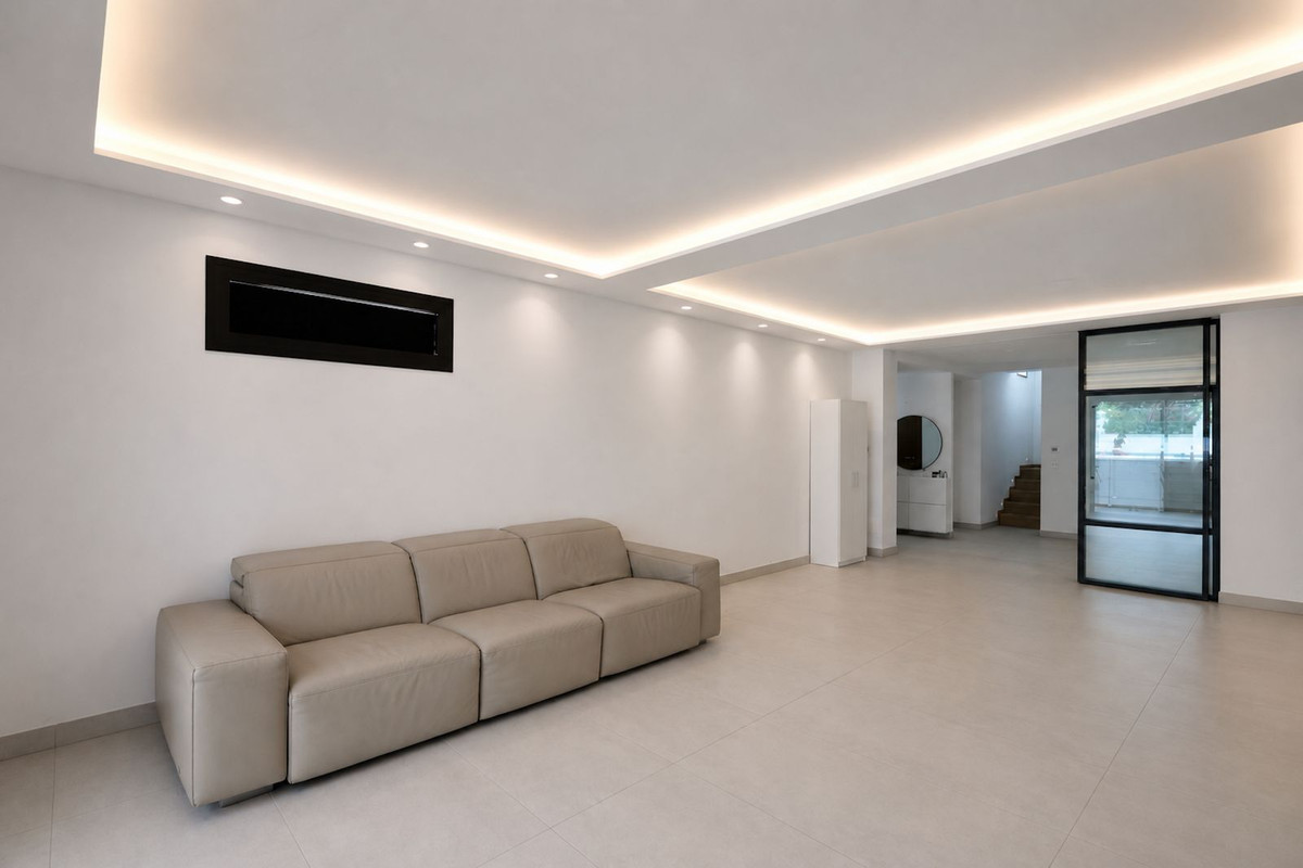 Semi Detached Villa for rent in Nueva Andalucia, Marbella