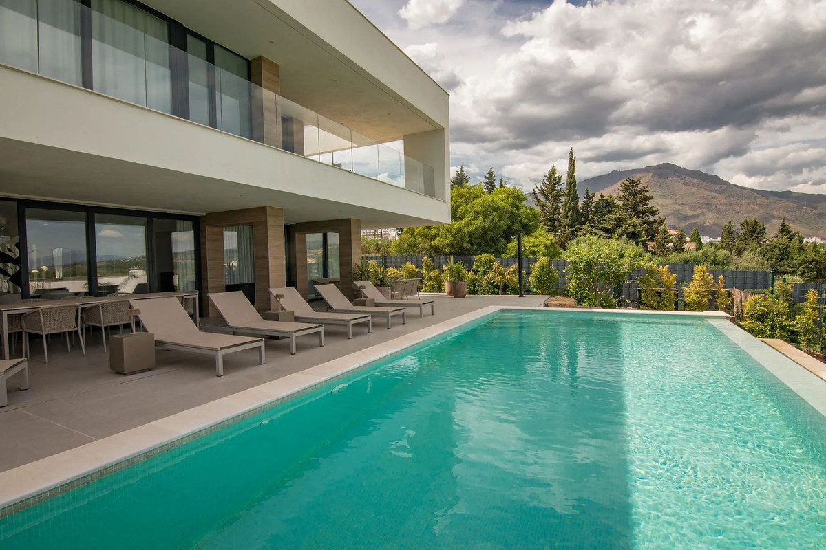 Villa for rent in Estepona