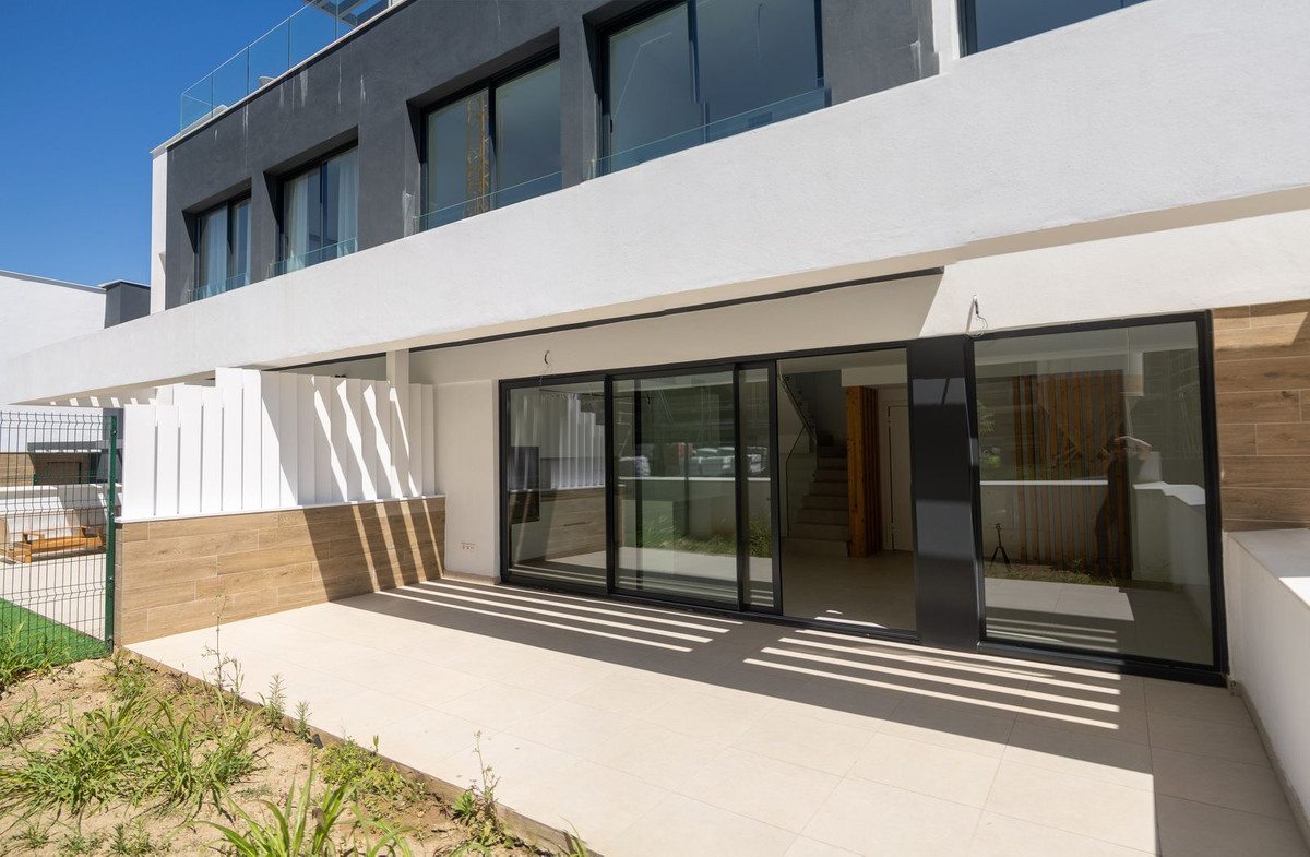 Semi Detached Villa for long term rent in Atalaya, Estepona East