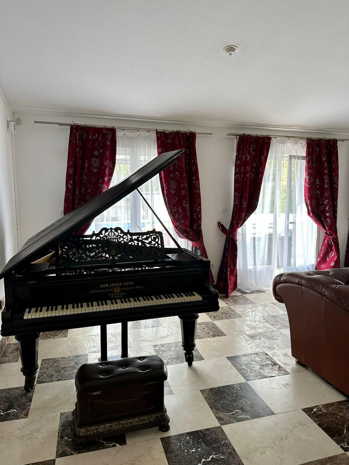 Villa for rent in Estepona