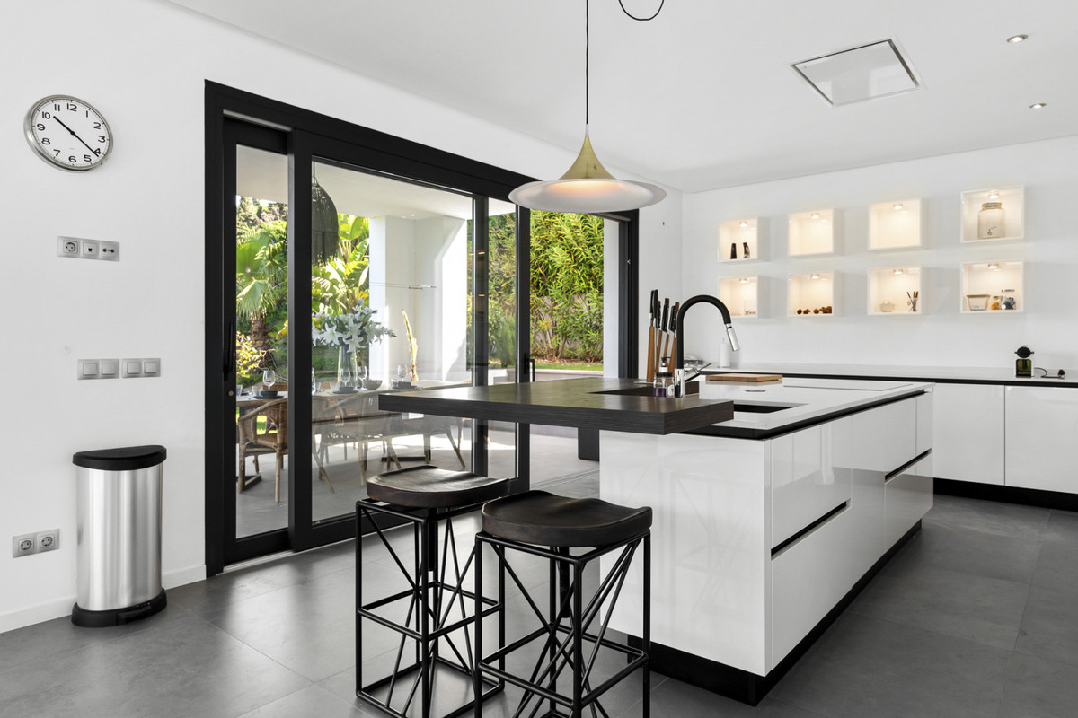Villa en alquiler en Las Chapas, Marbella Este