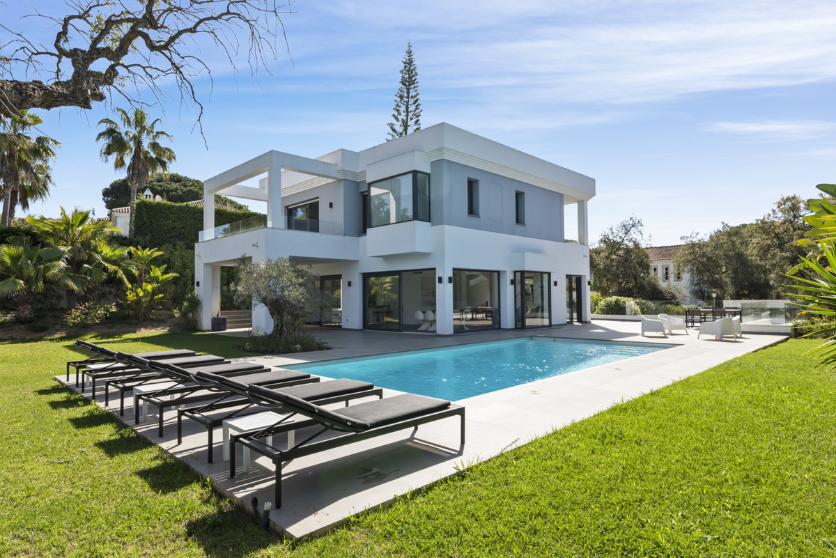 Villa en alquiler en Las Chapas, Marbella Este