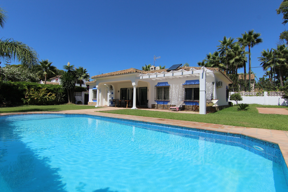 Villa for short term rent in Estepona
