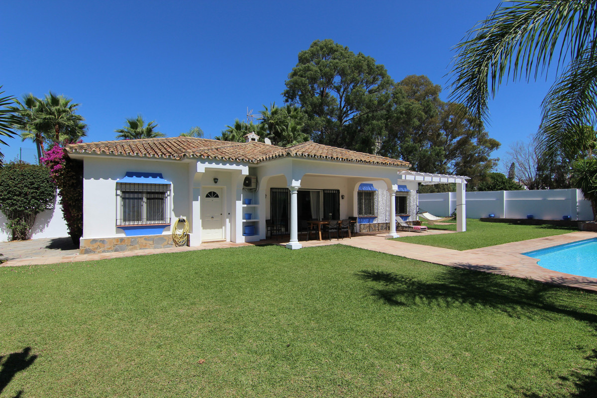 Villa for short term rent in Estepona