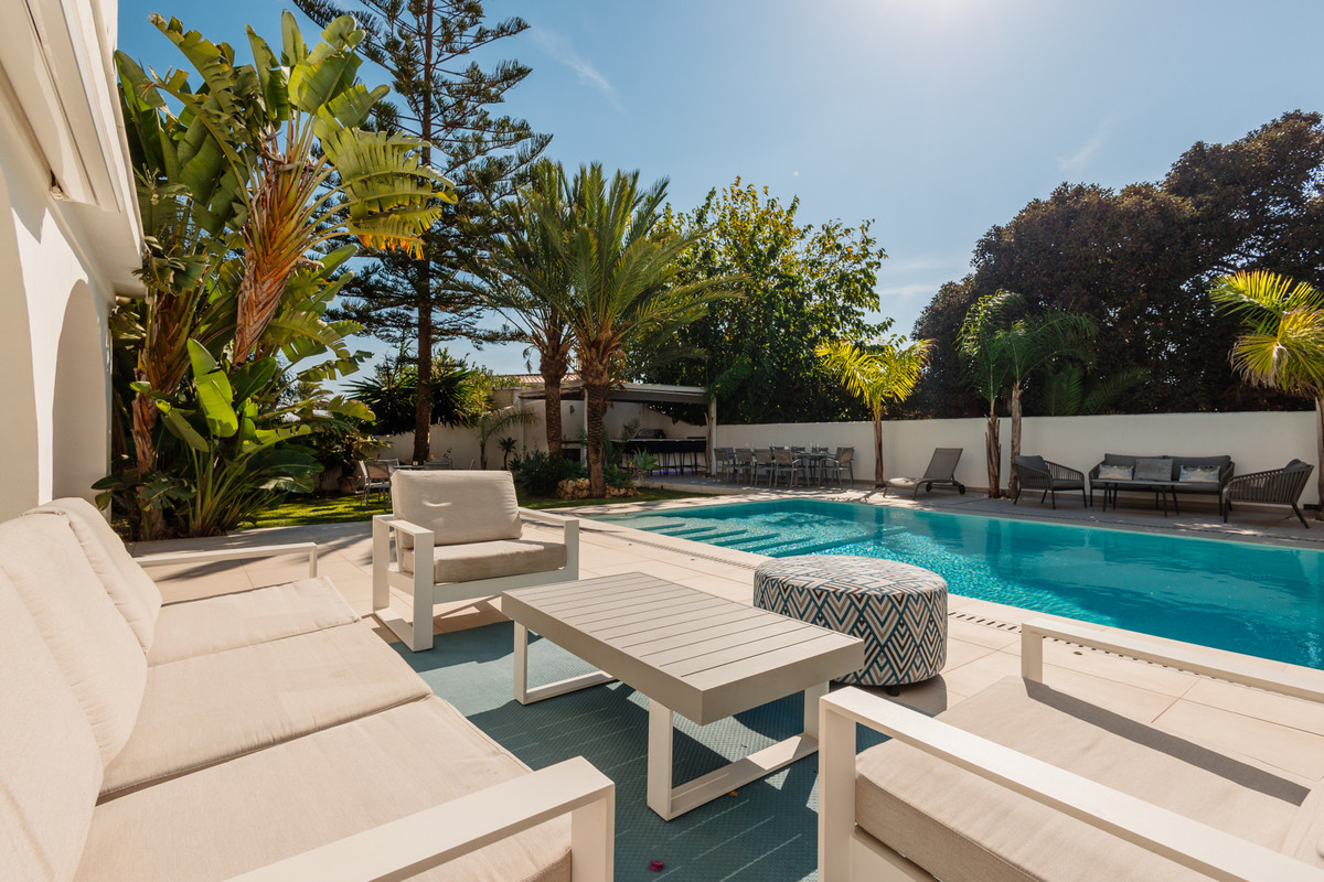 Villa en alquiler en Costabella, Marbella Este