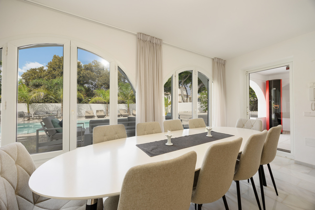 Villa en alquiler en Costabella, Marbella Este