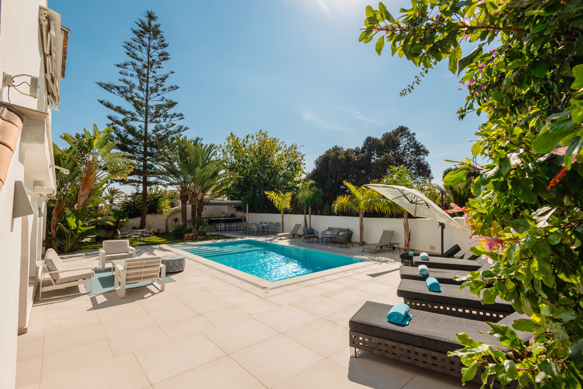 Villa en alquiler en Costabella, Marbella Este