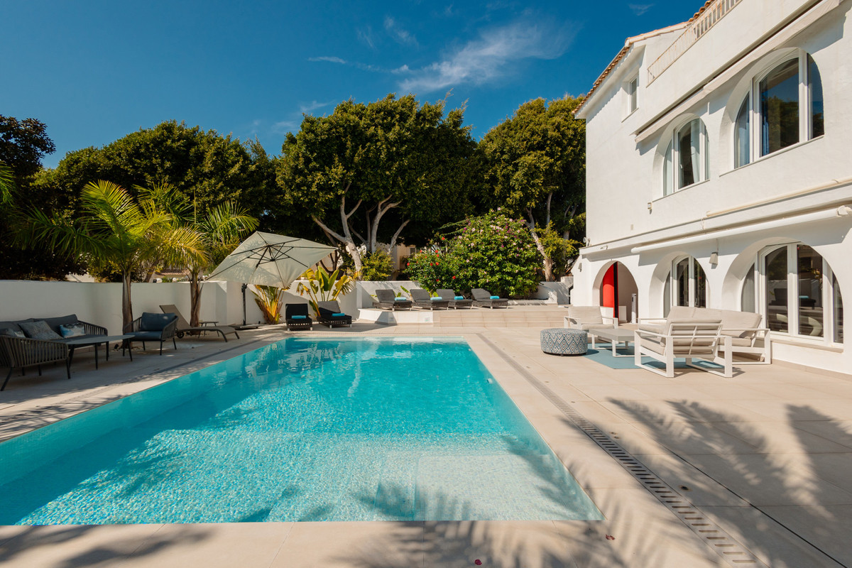 Villa en alquiler en Costabella, Marbella Este