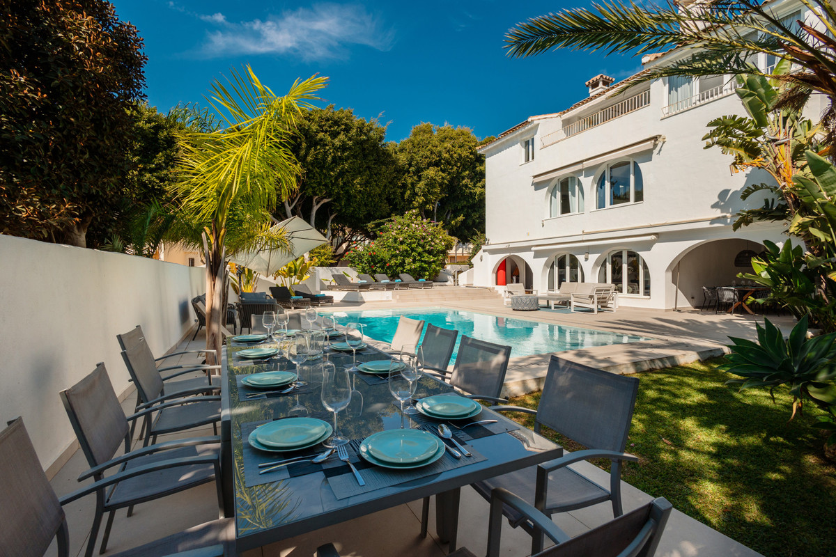 Villa en alquiler en Costabella, Marbella Este