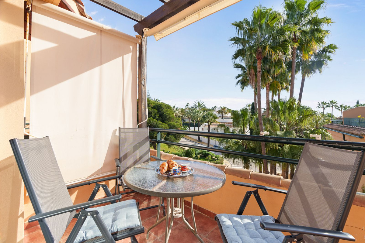 Penthouse for short term rent in El Rosario, Marbella East