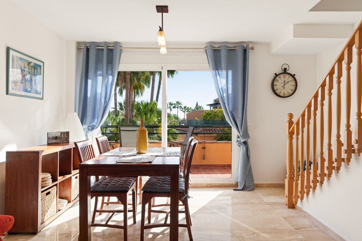 Penthouse for short term rent in El Rosario, Marbella East