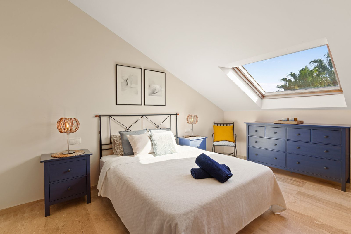 Penthouse for short term rent in El Rosario, Marbella East