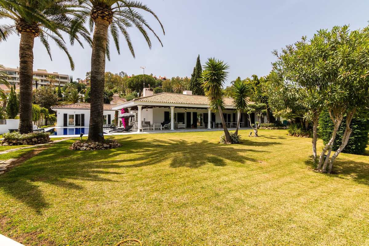 Villa for rent in Las Brisas, Nueva Andalucia