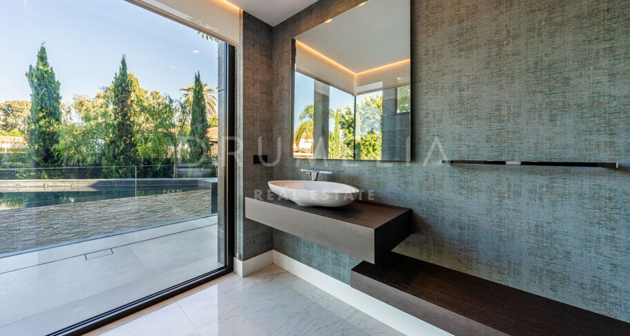 Impressive Brand-New State-of-the Art Modern House in Seaside Casasola