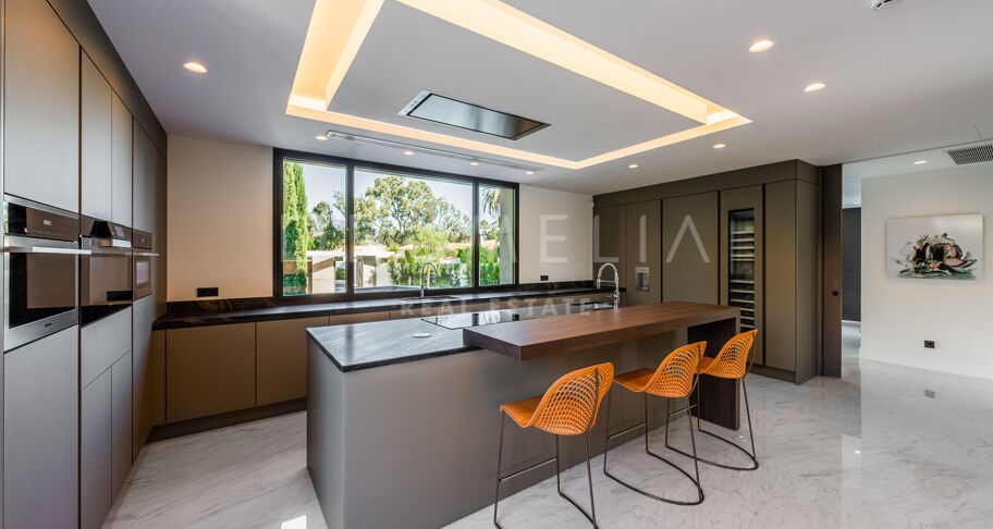 Impressive Brand-New State-of-the Art Modern House in Seaside Casasola