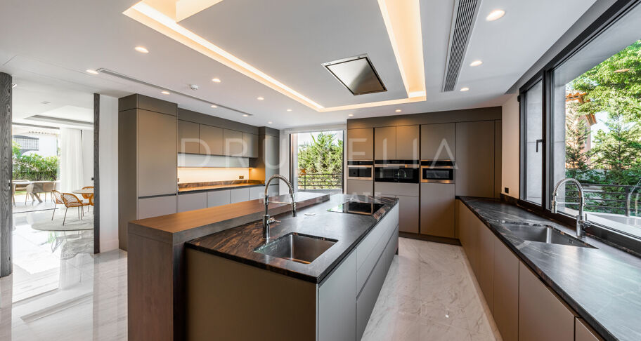 Impressive Brand-New State-of-the Art Modern House in Seaside Casasola