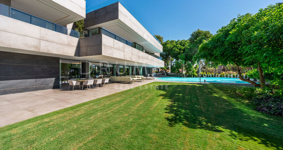 Impressive Brand-New State-of-the Art Modern House in Seaside Casasola
