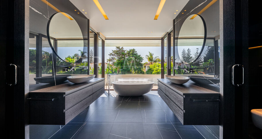 Impressive Brand-New State-of-the Art Modern House in Seaside Casasola