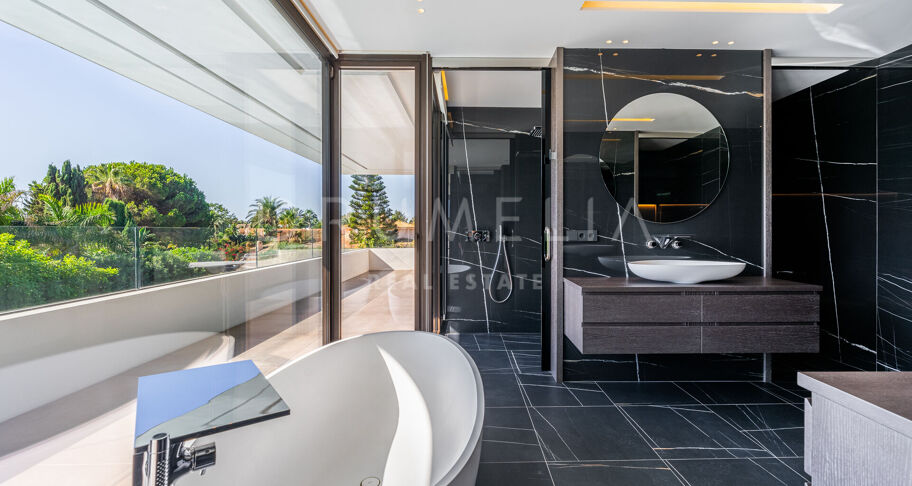 Impressive Brand-New State-of-the Art Modern House in Seaside Casasola