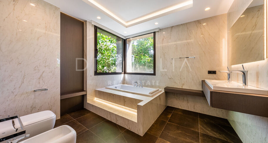 Impressive Brand-New State-of-the Art Modern House in Seaside Casasola