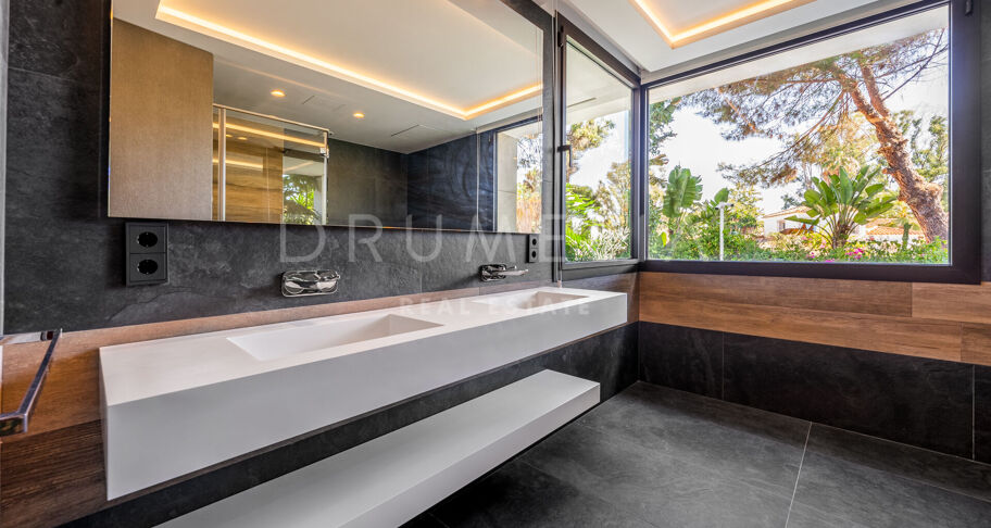 Impressive Brand-New State-of-the Art Modern House in Seaside Casasola