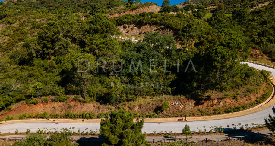 Se vende una magnífica parcela con vistas a la naturaleza en Elite Zagaleta, Benahavis