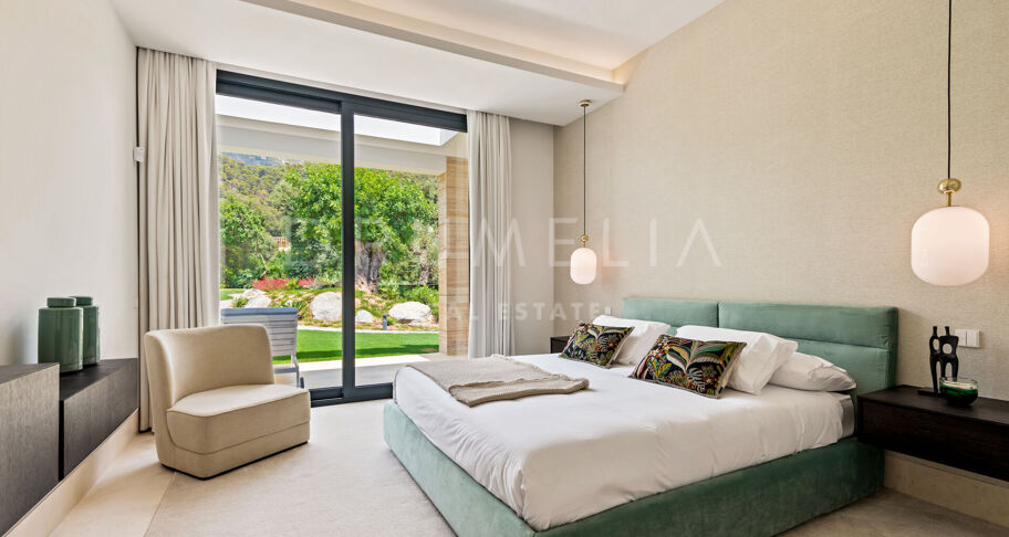 Large brand new villa with stunning views in Cascada de Camoján Marbella's Golden Mile.