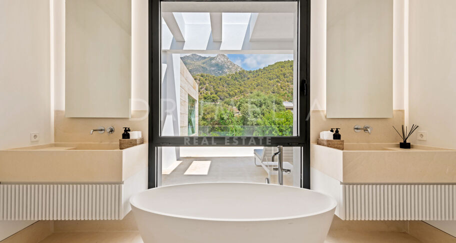 Large brand new villa with stunning views in Cascada de Camoján Marbella's Golden Mile.