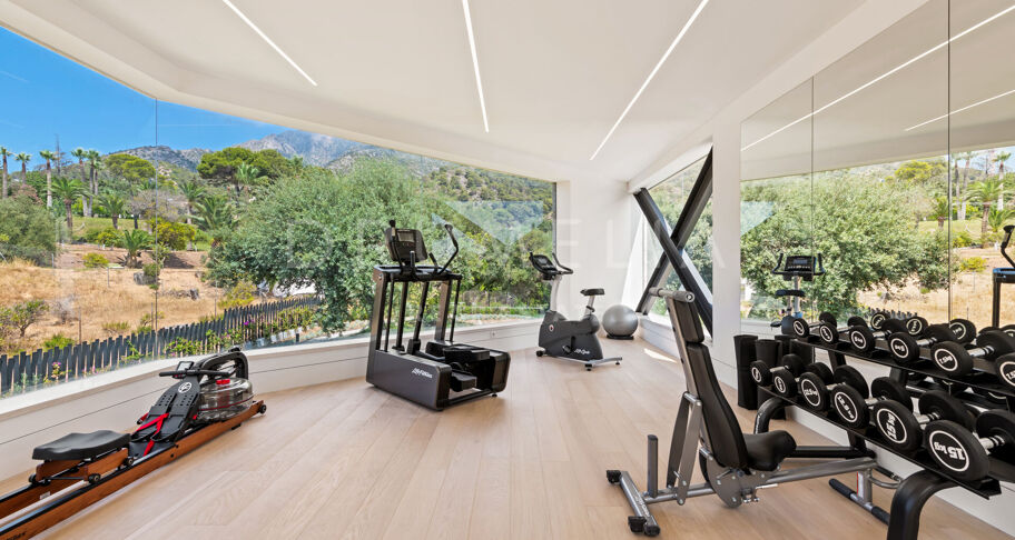 Large brand new villa with stunning views in Cascada de Camoján Marbella's Golden Mile.