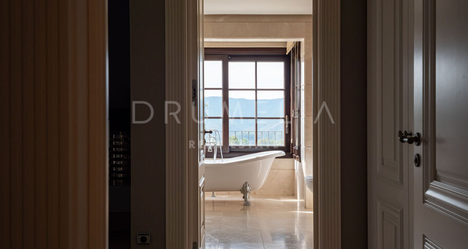 Majestic mansion house with stunning views of the sea and the mountains in La Zagaleta, Benahavís
