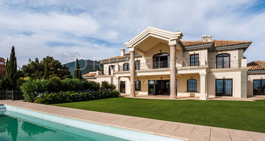 Majestic mansion house with stunning views of the sea and the mountains in La Zagaleta, Benahavís