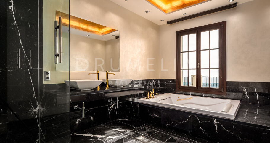 Majestic mansion house with stunning views of the sea and the mountains in La Zagaleta, Benahavís