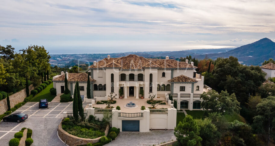 Majestic mansion house with stunning views of the sea and the mountains in La Zagaleta, Benahavís