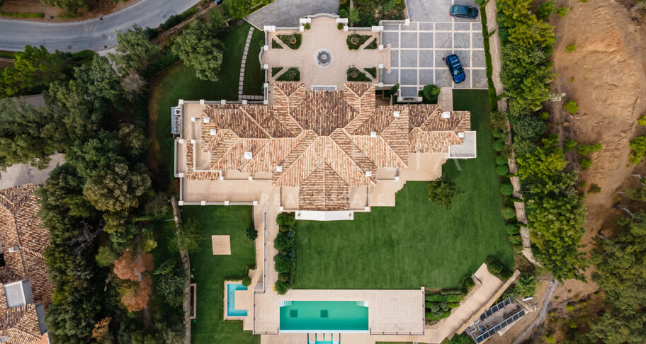 Majestic mansion house with stunning views of the sea and the mountains in La Zagaleta, Benahavís