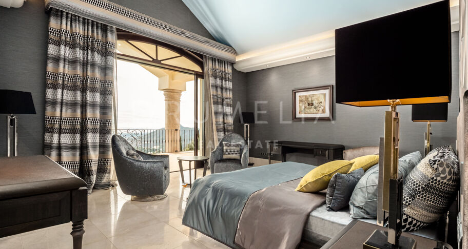 Majestic mansion house with stunning views of the sea and the mountains in La Zagaleta, Benahavís