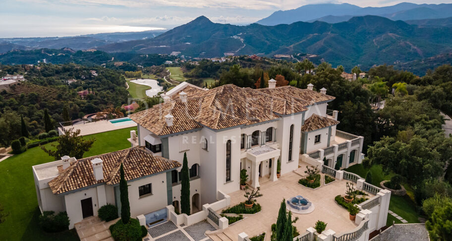 Majestic mansion house with stunning views of the sea and the mountains in La Zagaleta, Benahavís