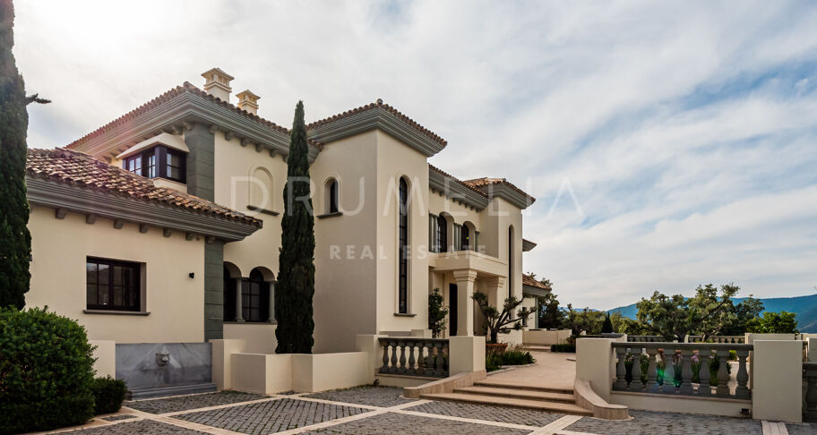 Majestic mansion house with stunning views of the sea and the mountains in La Zagaleta, Benahavís
