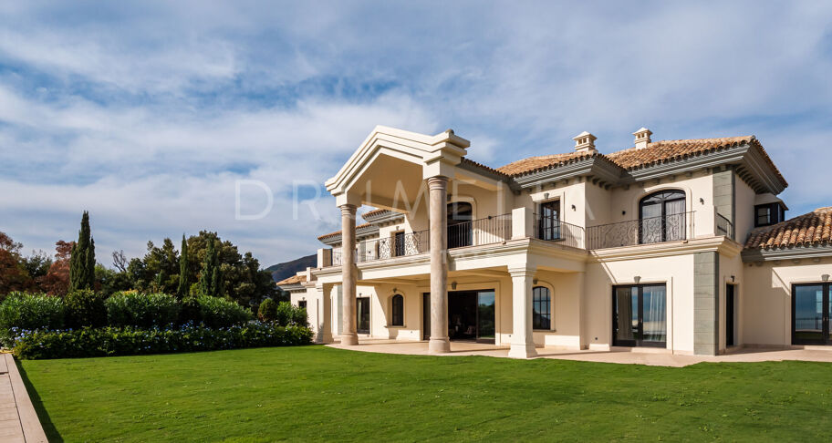 Majestic mansion house with stunning views of the sea and the mountains in La Zagaleta, Benahavís