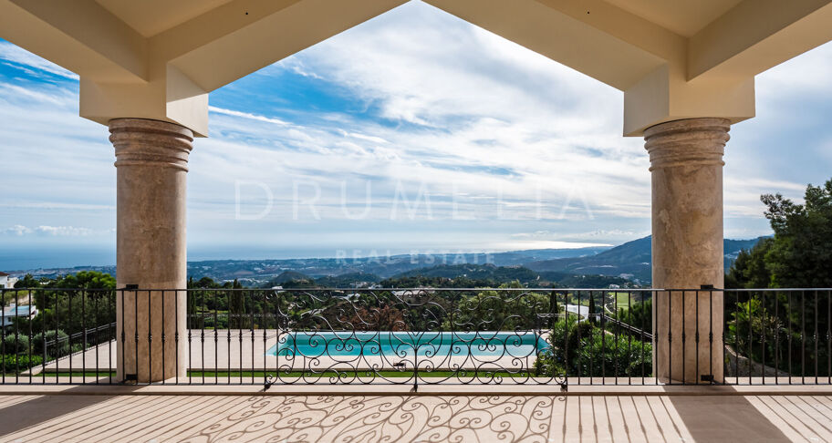 Majestic mansion house with stunning views of the sea and the mountains in La Zagaleta, Benahavís